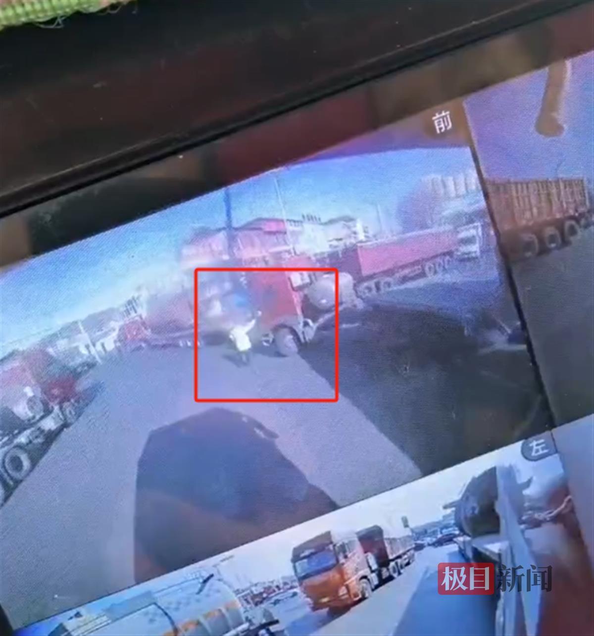 监控视频显示李师傅向执法人员递通行证（图源受访者）