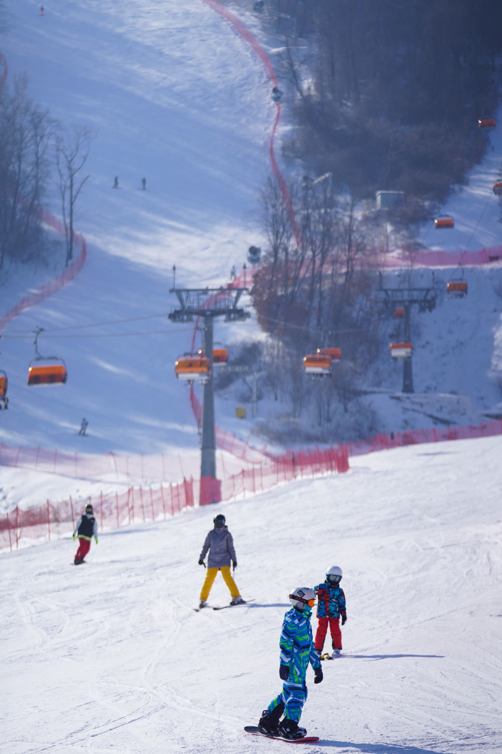 ↑1月30日，游客在吉林市万科松花湖度假区滑雪。新华社记者 颜麟蕴 摄