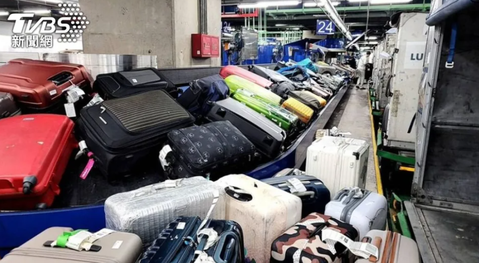 长荣航勤不满年终奖金只有一个月月薪,元旦期间请假不出勤,结果旅客行李堆成山没人处理。台湾TVBS新闻网资料图