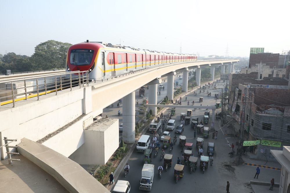 在巴基斯坦拉合尔市，巴基斯坦首条地铁拉合尔橙线一辆地铁列车准备进站（2020年10月26日摄）。新华社记者刘天摄