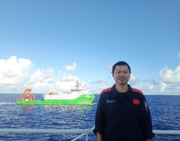 图为杨申申随载人潜水器出海工作。