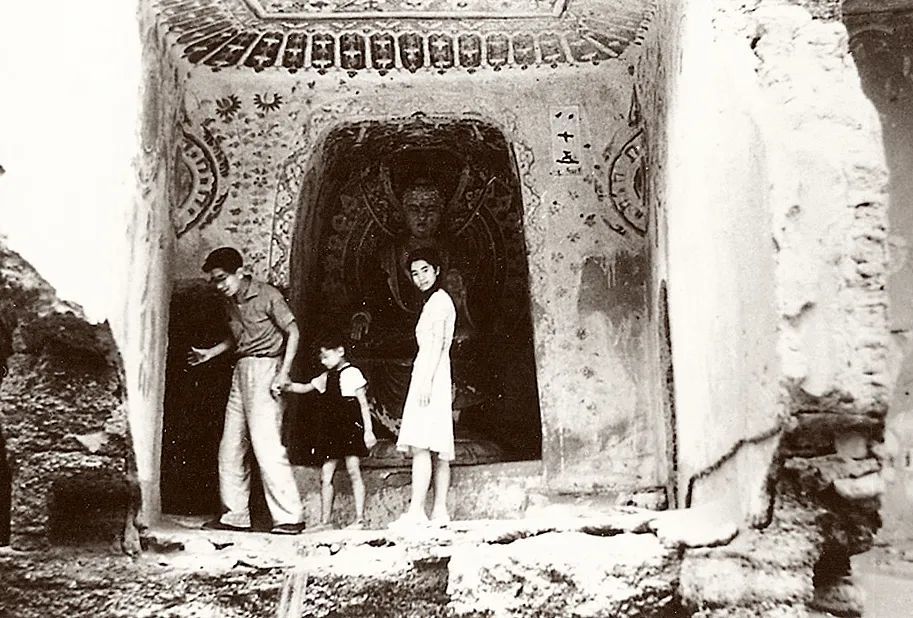 20世纪40年代，常书鸿带着女儿常沙娜和儿子常嘉陵在莫高窟洞窟内。图/受访者提供