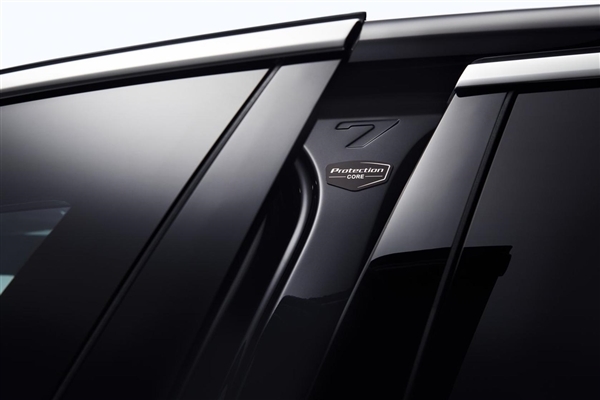 能挡无人机攻击 全新宝马7系/i7防弹版发布:油箱射穿也可自修复