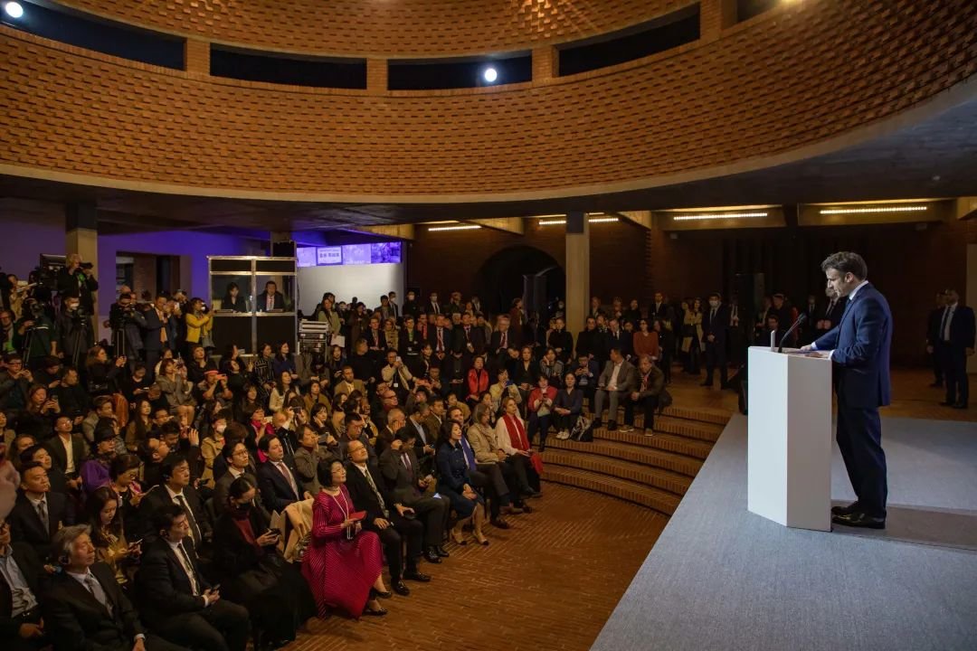 ▲ 法兰西共和国埃马纽埃尔·马克龙(Emmanuel Macron)在第17届“中法文化之春”艺术节开幕式,图源:红砖美术馆