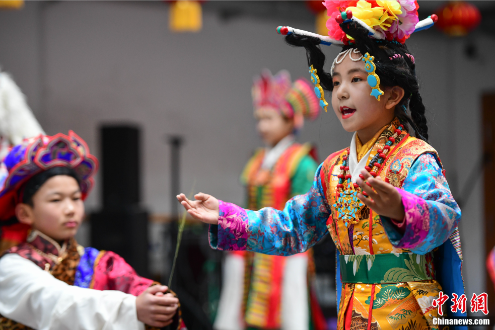 西藏自治区群艺馆（区非遗保护中心）在拉萨举行免费开放常态班结业典礼，少儿藏戏班进行表演。贡嘎来松 摄