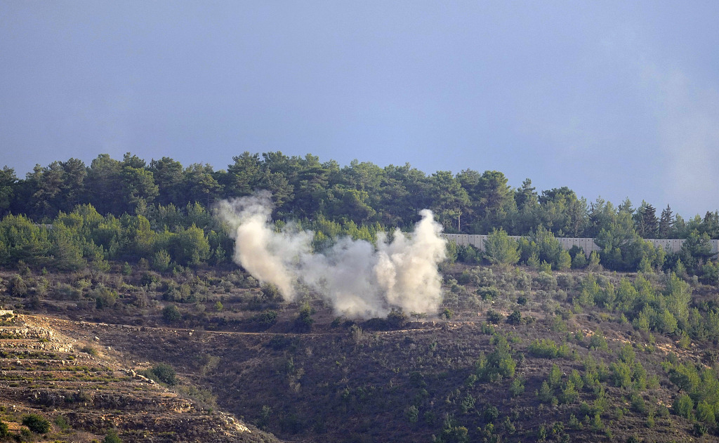当地时间2023年10月19日，黎巴嫩与以色列接壤的边境村庄布斯坦遭到炮击后浓烟滚滚。