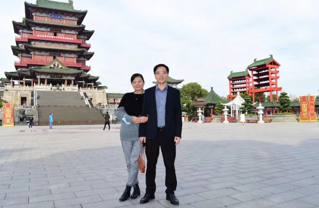 刘胜飞和李湘游玩