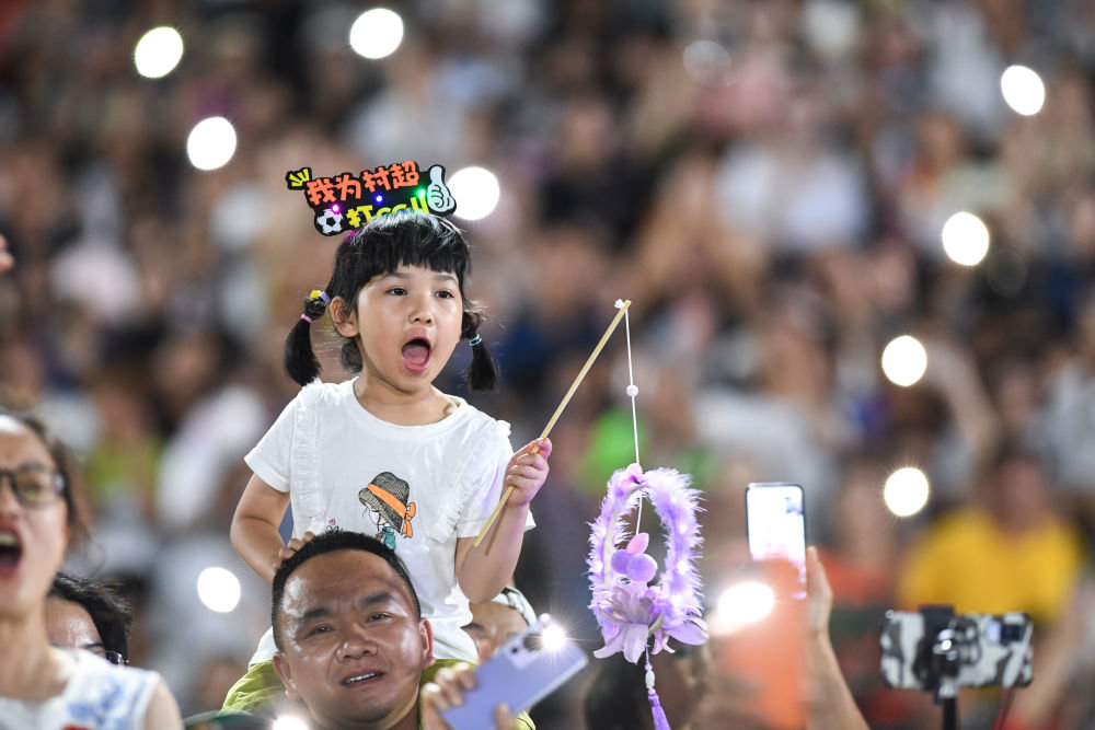 ↑6月23日,一名小朋友在场边观赛。新华社记者 杨文斌 摄