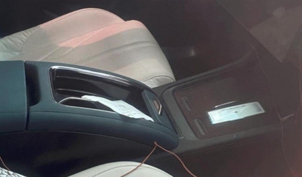 15.05英寸大屏+35.5英寸抬头显示:极氪007内饰谍照首次曝光