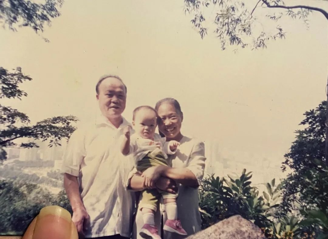 小鱼出生那年,爷爷奶奶抱着她在深圳的合影