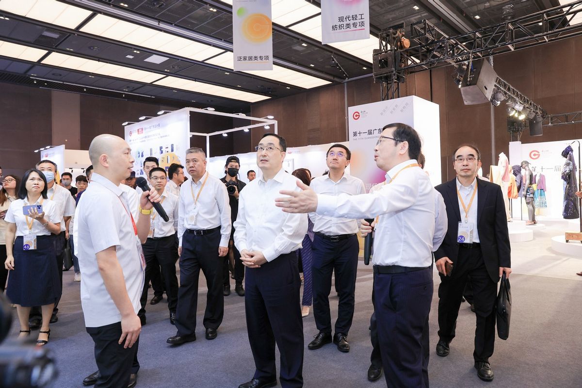 广东省委常委、副省长王曦参观第十一届“省长杯”数字创意与信息服务类专项赛优秀作品_凤凰网
