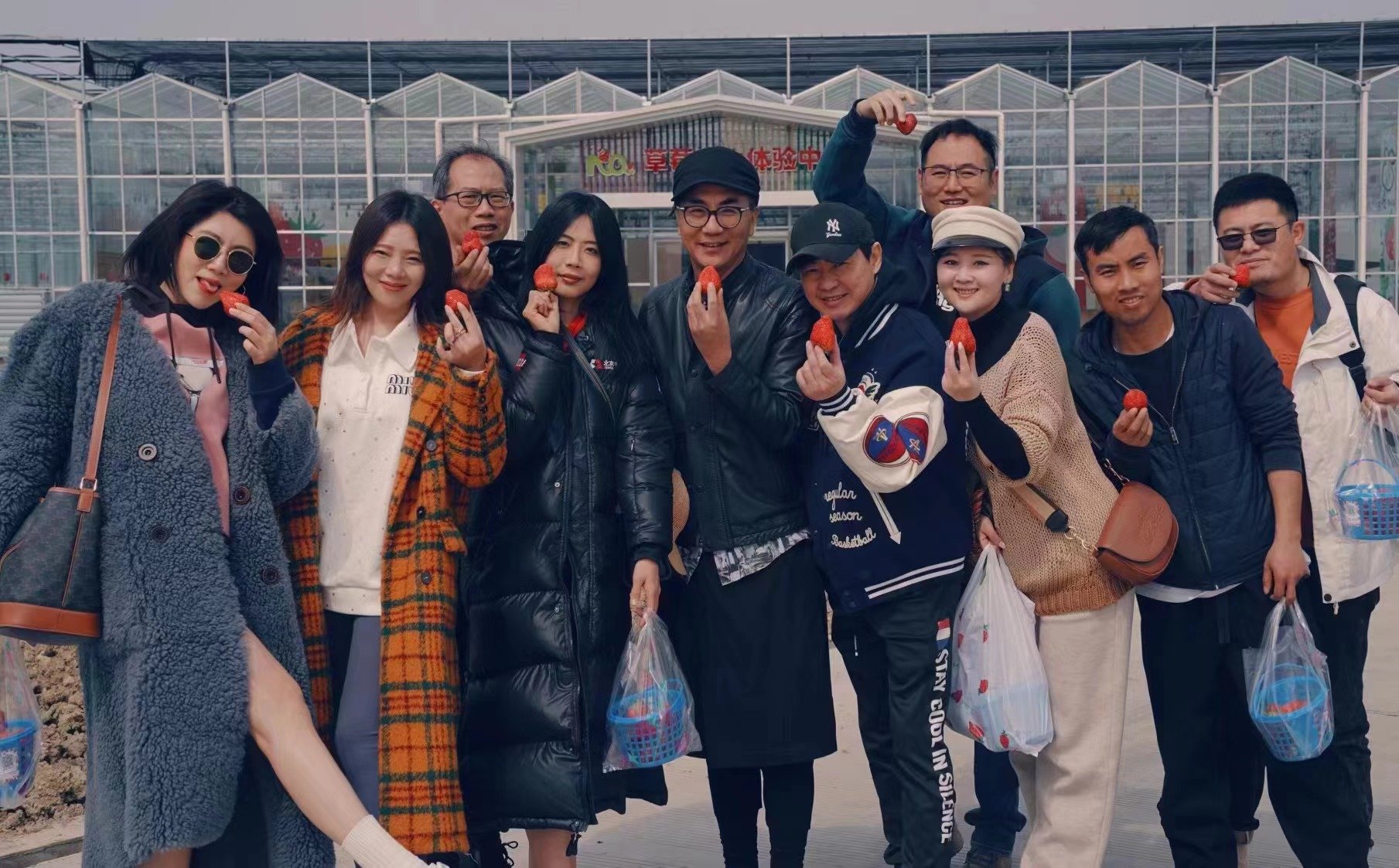 陈竹音与剧组人员在一起。本人供图