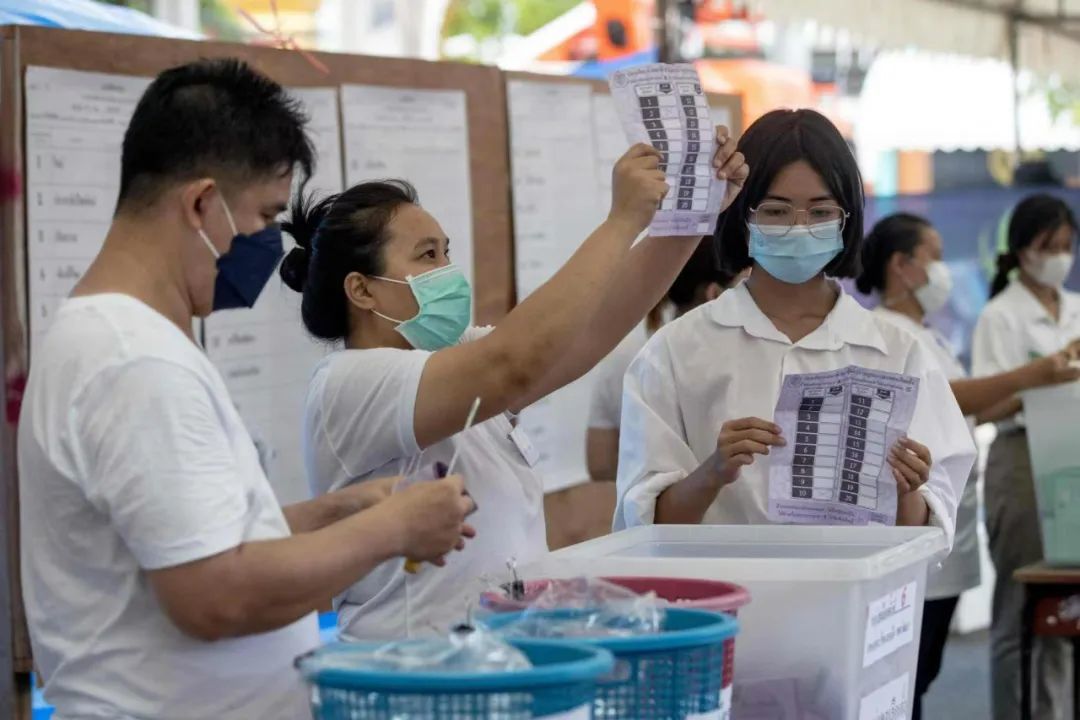 5月14日，工作人员在泰国曼谷一处投票站关闭后统计选票 新华社/法新