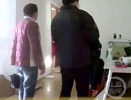 ▲王女士发现家里突然进了两名陌生男子。