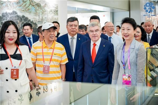 国际奥委会主席巴赫等领导嘉宾参观展览