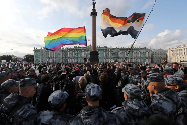 2019年，俄罗斯警察在圣彼得堡阻止 LGBTQ 抗议者/路透社