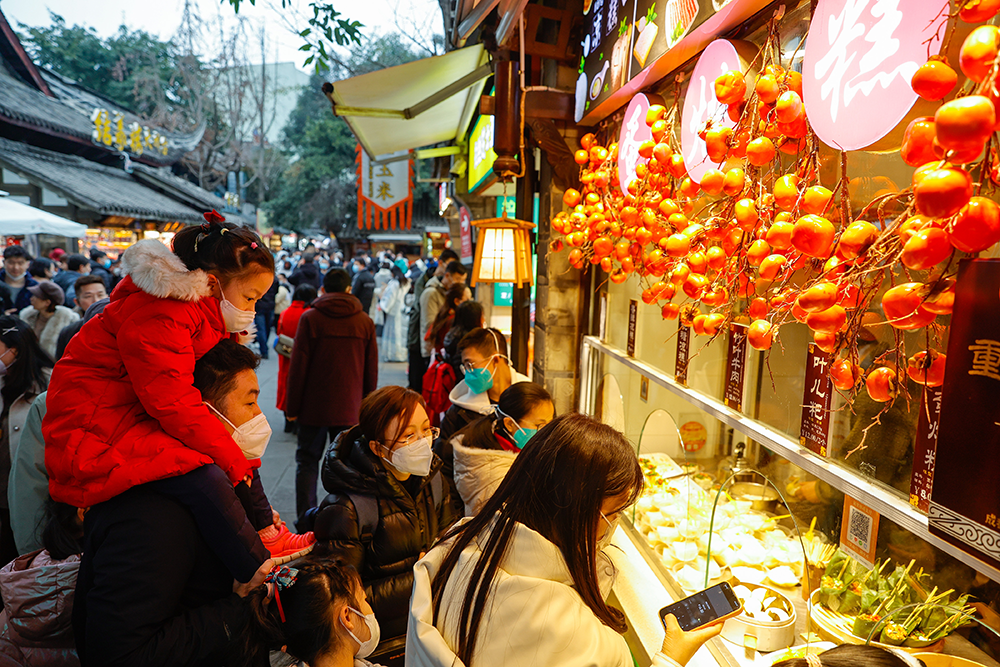 1月22日,人们在2023武侯祠成都大庙会购买传统小吃。新华社 图