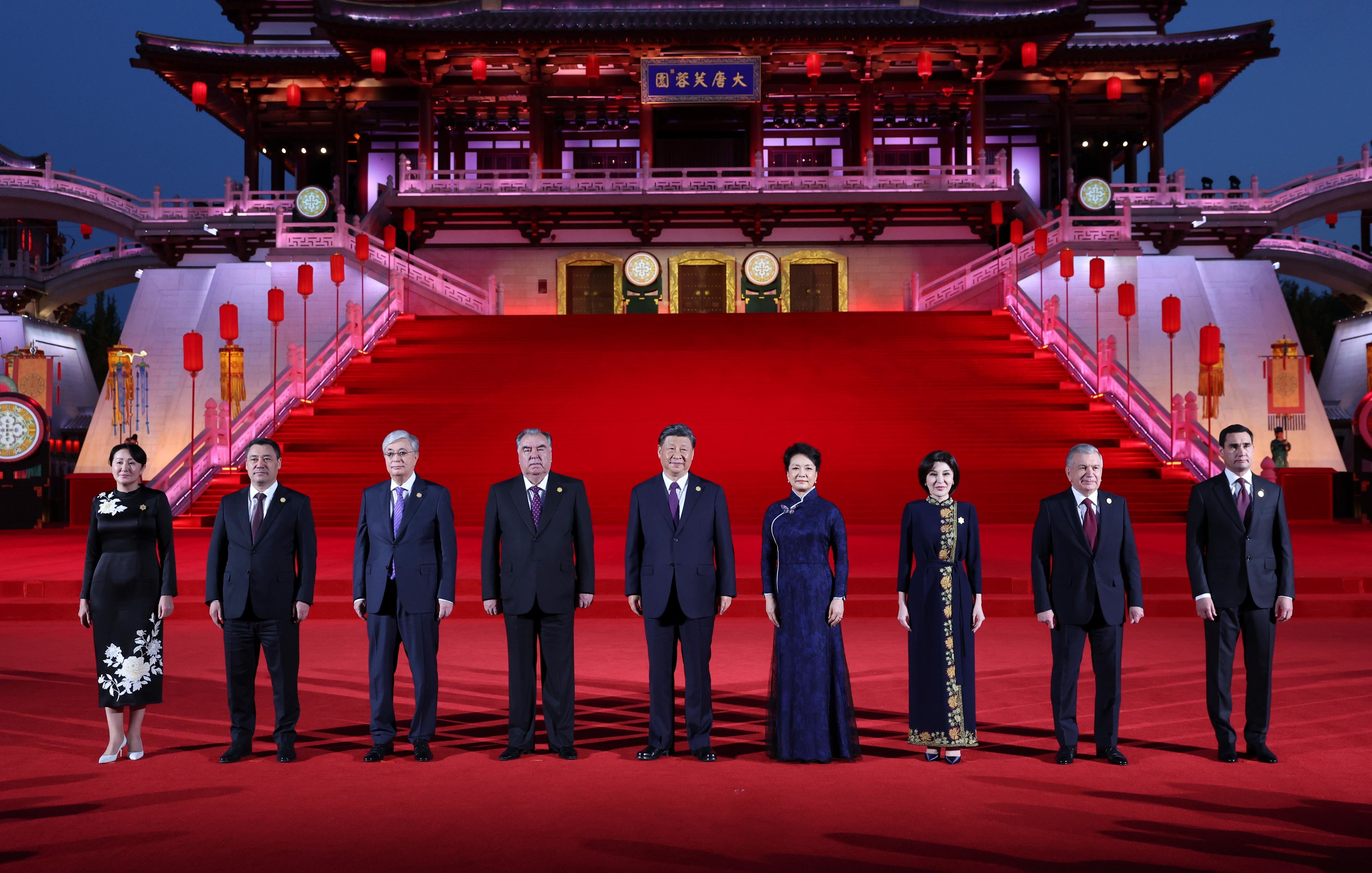 习近平和彭丽媛为出席中国-中亚峰会的中亚国家元首夫妇举行欢迎仪式和欢迎宴会并共同观看中国同中亚国家人民文化艺术年暨中国-中亚青年艺术节开幕式 ...