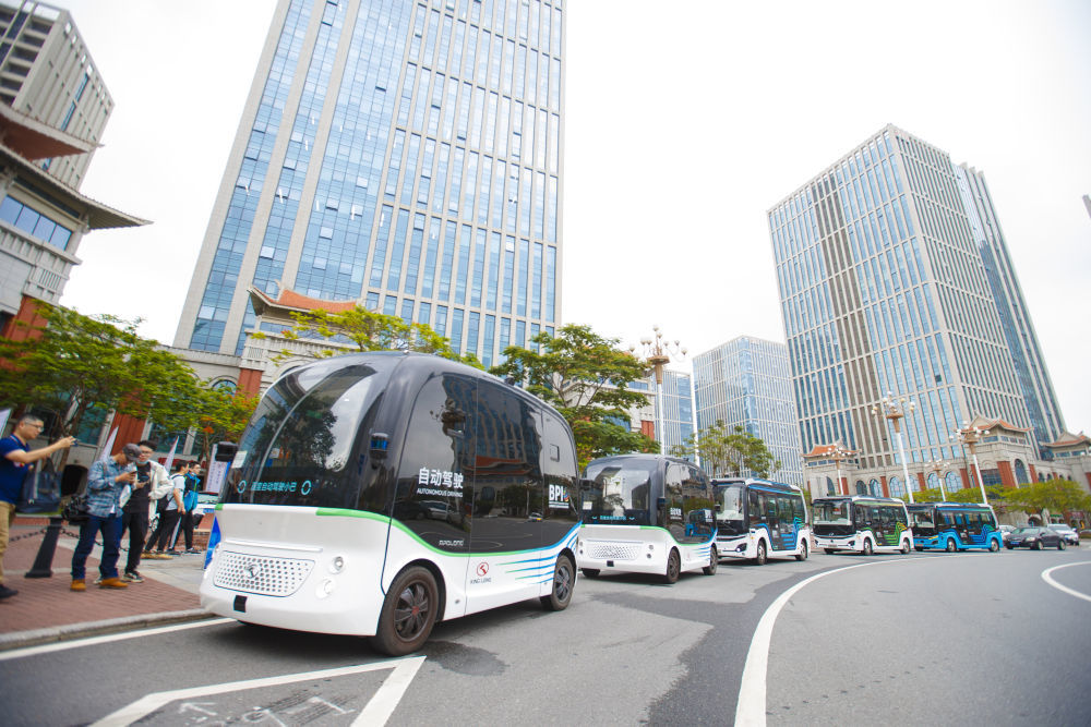 金龙汽车生产的无人驾驶车辆行驶在道路上。(受访者供图)