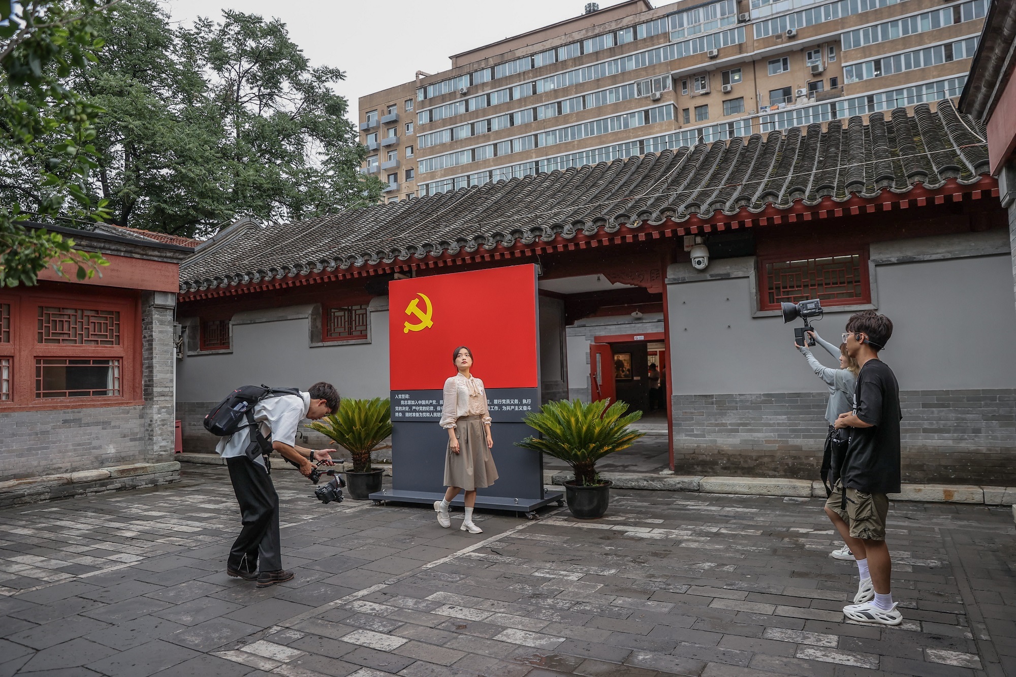 7月12日，李心好（中）和团队成员在李大钊故居取景拍摄。新京报记者 王子诚 摄