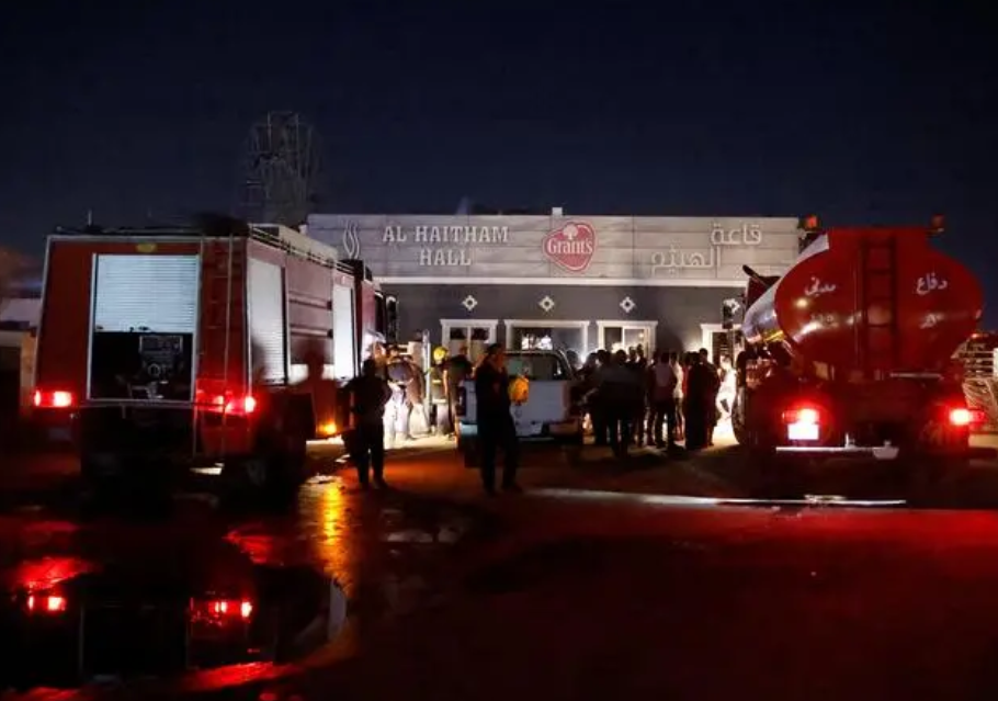 当地时间2023年9月27日，伊拉克哈姆达尼亚，应急人员聚集在火灾现场。新华社 图