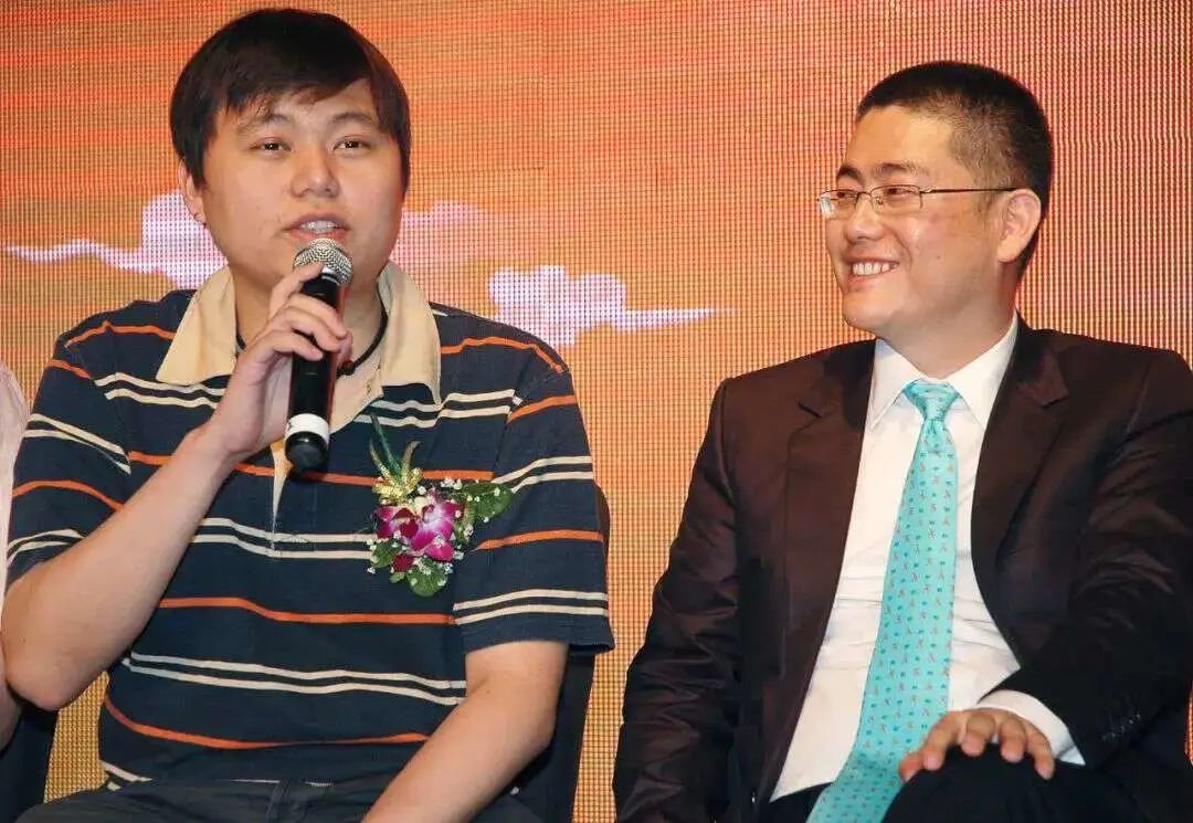 2008年7月4日，当年明月（左）和盛大文学CEO侯小强