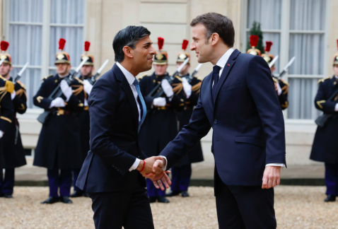 3月10日，法国总统马克龙（前右）在巴黎总统府爱丽舍宫迎接来访的英国首相苏纳克 新华社发（里特·埃斯摄）