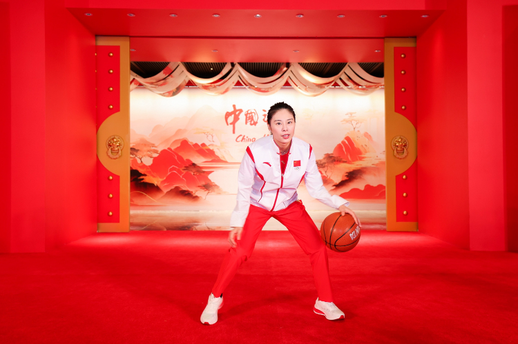 一锤定音不负众望,亚运女篮“关键女王”王思雨亮相“中国之家”_凤凰网