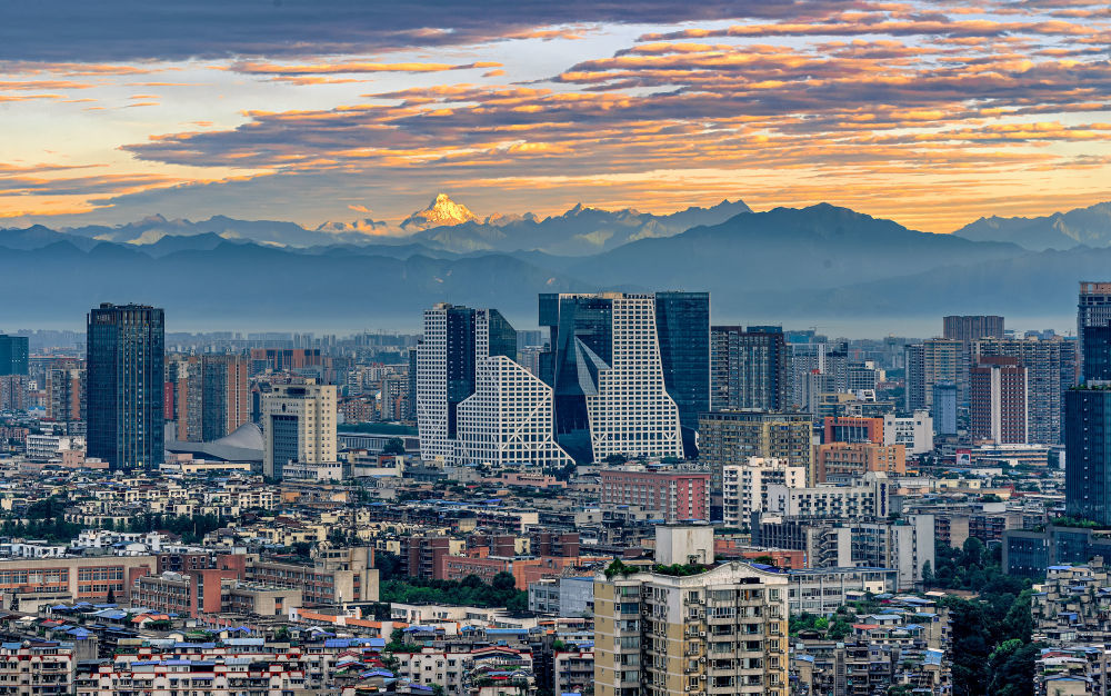 在成都市武侯区遥望雪山。新华社发（杜宁 摄）