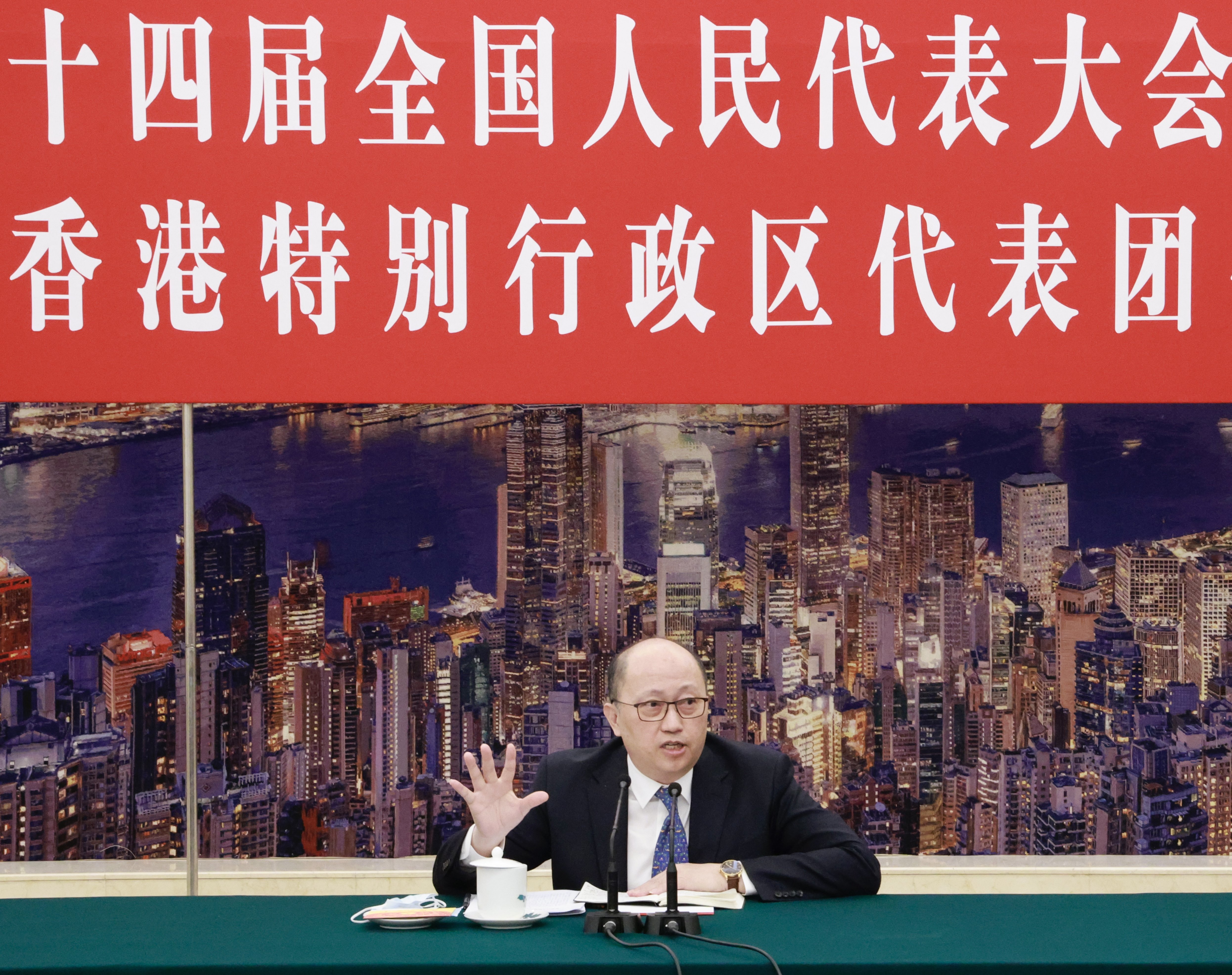 郑雁雄参加香港代表团审议。（图片来源：中央政府驻港联络办）