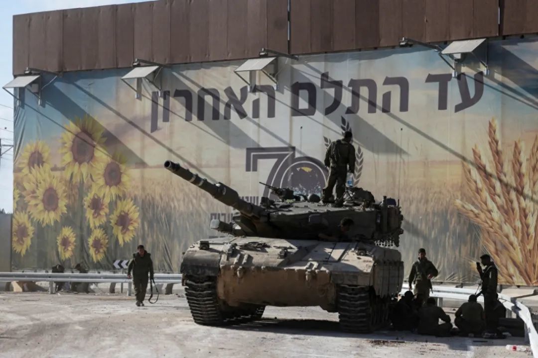 ◆2023年10月15日，以色列南部，以色列士兵聚集在以色列与加沙地带边境附近的一辆坦克旁。