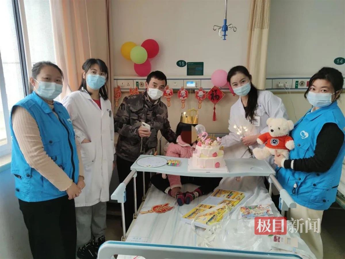 春节前,医护人员和医务社工陪琪琪过节