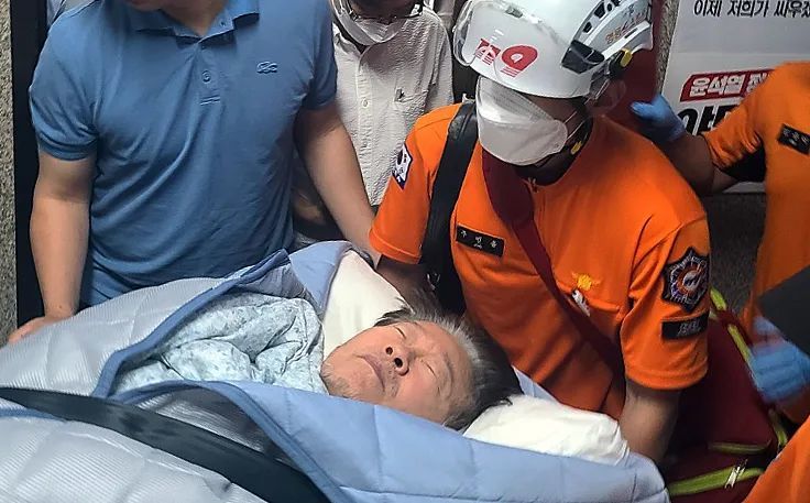 9月18日，李在明绝食示威第19天健康状况恶化，被送往医院治疗。