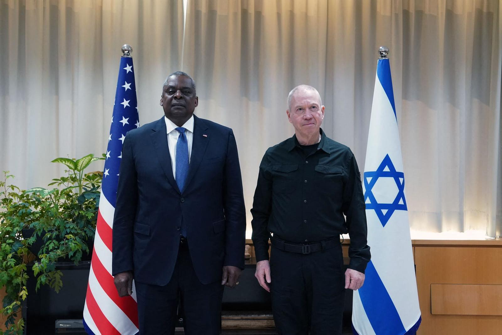 12月18日，美国国防部长奥斯汀抵达以色列与国防部长加兰特举行会谈吼出席记者会/澎湃影像
