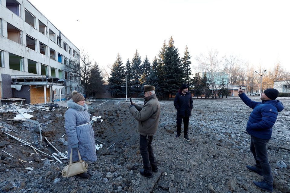 2023年1月8日，乌克兰克拉马托尔斯克，被袭击地弹坑前，路透社报道图片