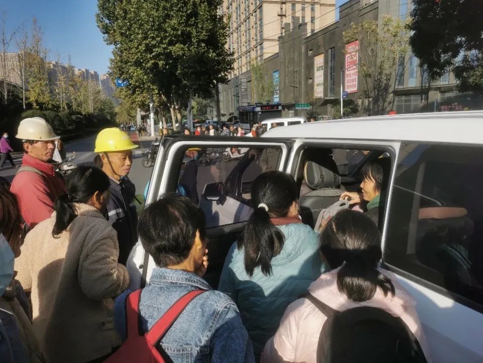 ｜圖2 被動的線下零工市場，每次有雇主出現(xiàn)，勞動者們就會一擁而上