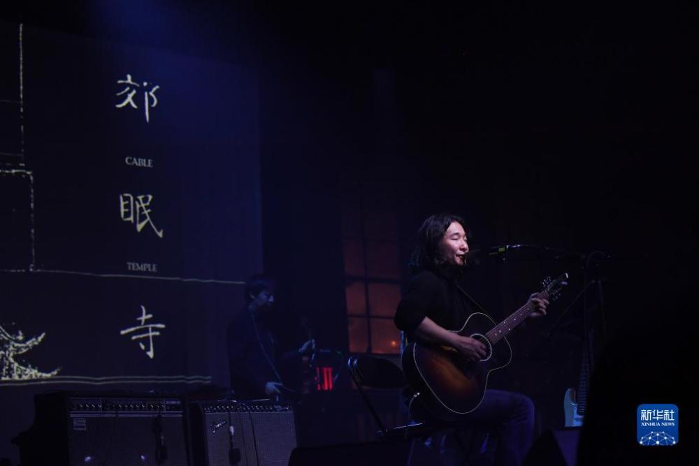 11月25日，万能青年旅店乐队在美国纽约举行的“有朋自东方来”音乐节上表演。新华社记者 李睿 摄