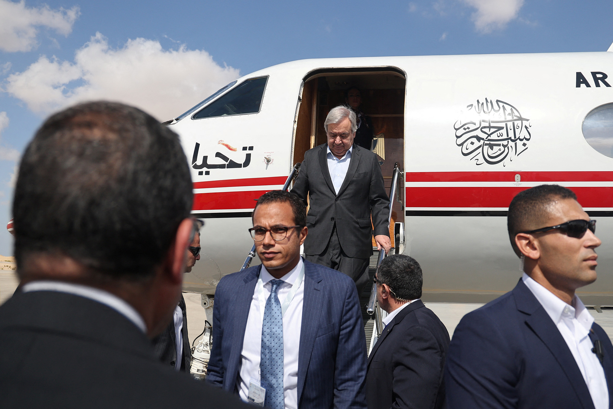 10月20日，联合国秘书长古特雷斯抵达位于埃及西奈半岛北部的阿里什机场。图源：美媒