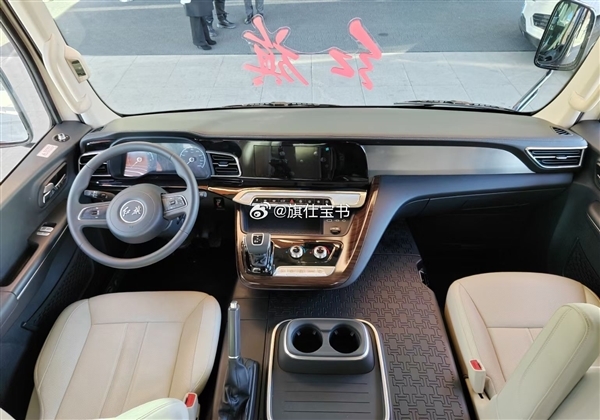 丰田考斯特绝佳替代!红旗国悦实车内部首曝:自带一张大桌子