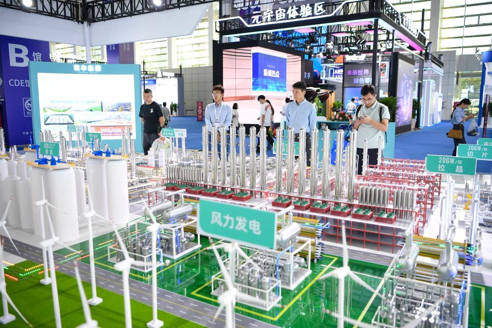 9月21日，嘉宾在第六届中国－阿拉伯国家博览会现场了解清洁能源项目。