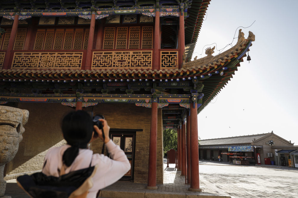 7月14日,嘉峪关丝路(长城)文化研究院文化遗产监测中心副研究馆员柳君君在甘肃嘉峪关关城景区巡查。