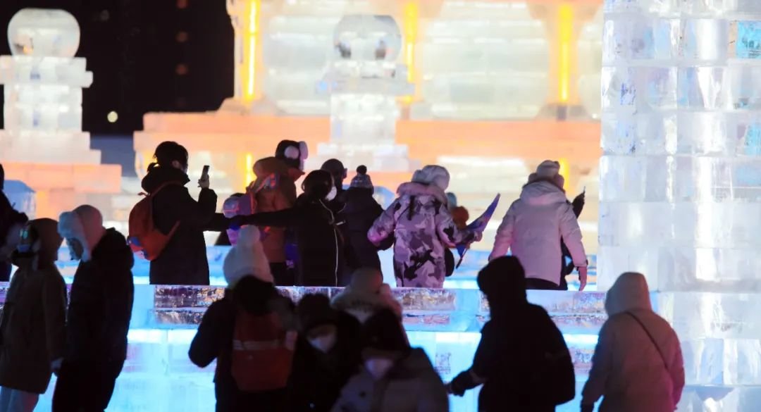 △游客齐聚哈尔滨冰雪大世界跨年（图自视觉中国）