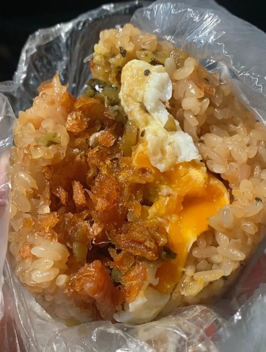 饭团里放了噗噗满的咸菜,榨菜,土豆丝,脆油条,荷包蛋,和自己钟爱的肉