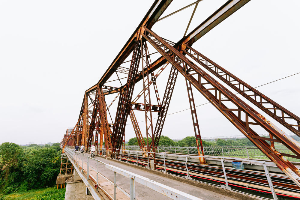 ↑这是2023年6月22日在越南首都河内拍摄的横跨红河、历史悠久的龙编桥。新华社发(范庭德摄)