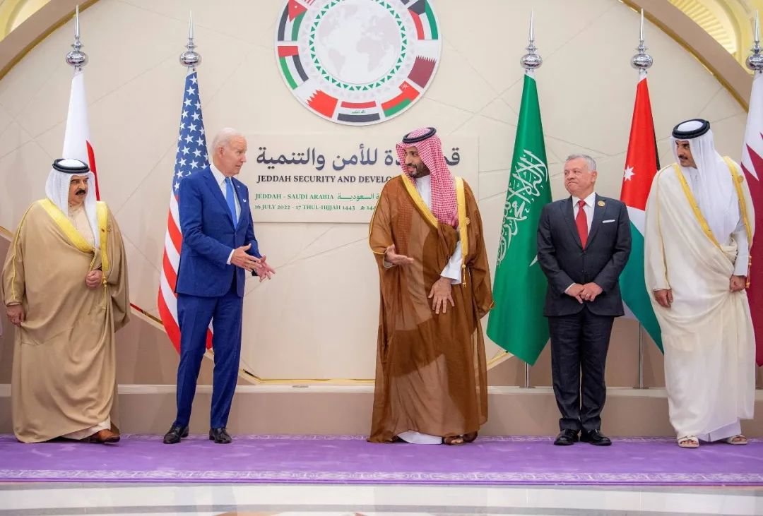 ▲2022年7月16日，沙特王储小萨勒曼和访问中东的美国总统拜登在沙特阿拉伯吉达举行的“安全与发展”峰会前合影。