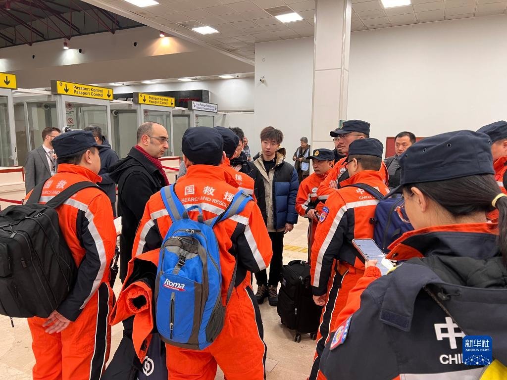 2月8日，中国救援队抵达土耳其阿达纳机场（手机拍摄）。新华社记者 武思宇 摄