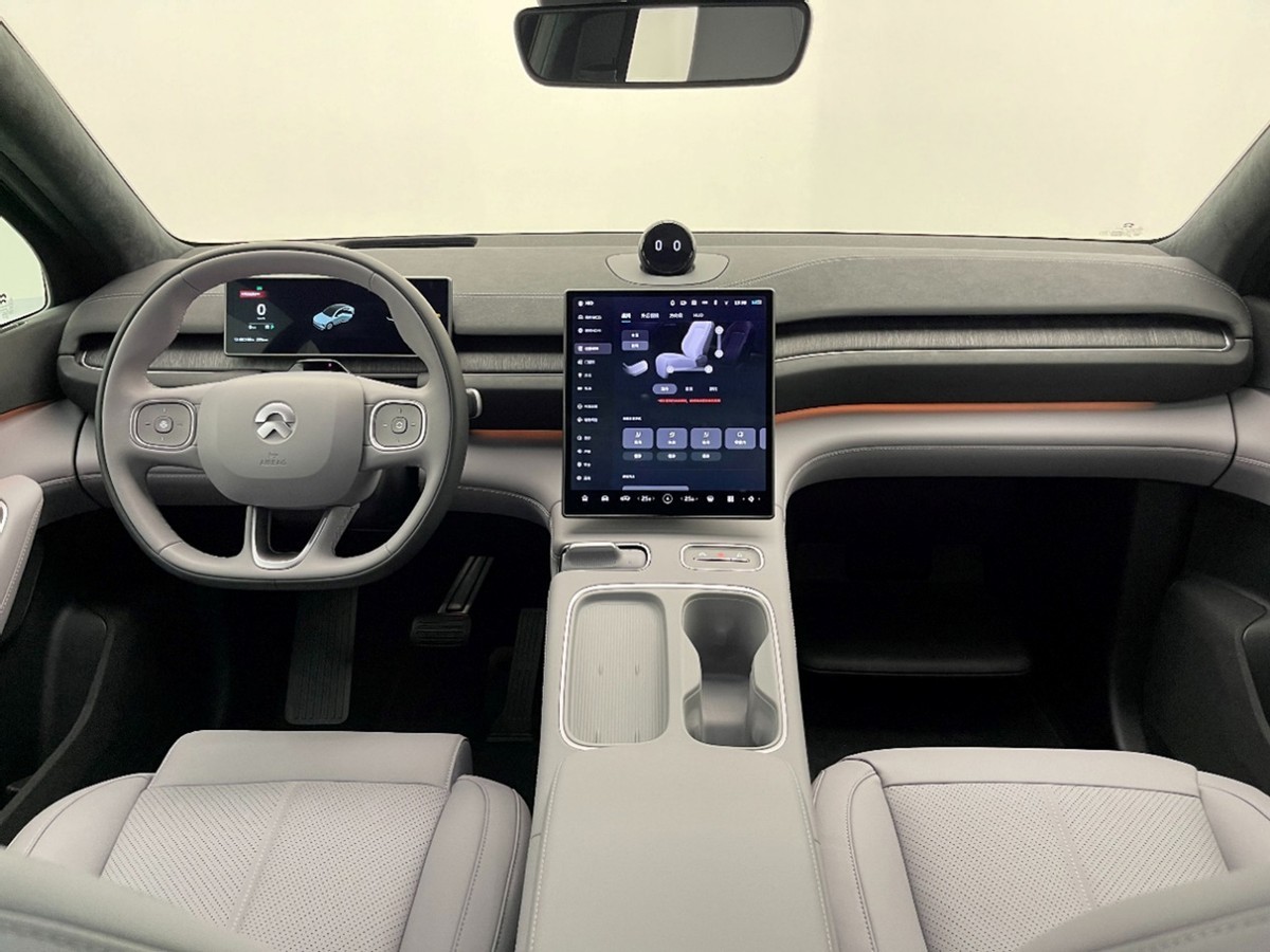 ES6+2万元=轿跑SUV画风+电动尾翼,加速还更快,蔚来EC6到店实拍