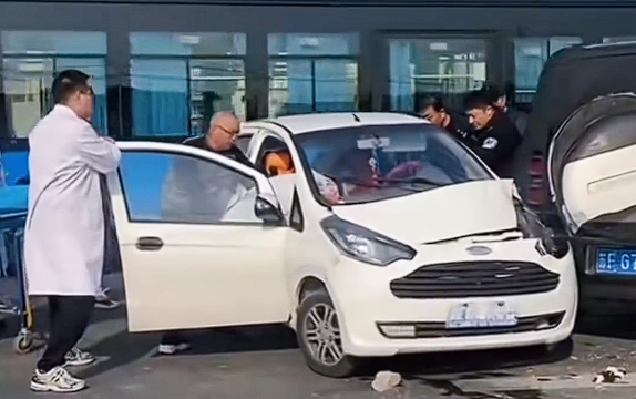 老头乐事故后失控:绕着路虎卫士不停转圈