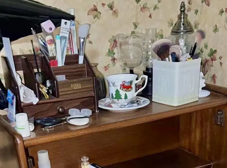 她的化妆台一角