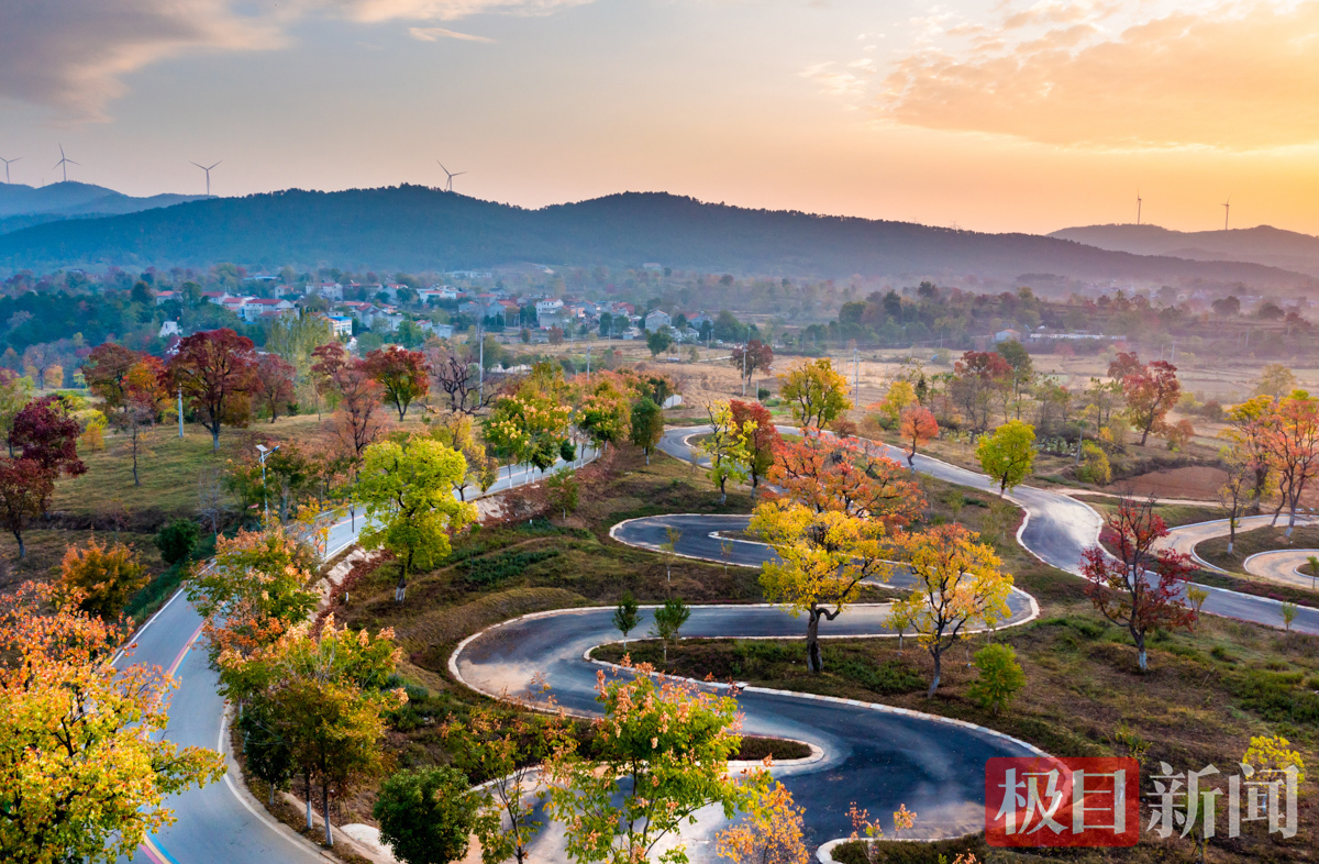 公路串起红叶美景